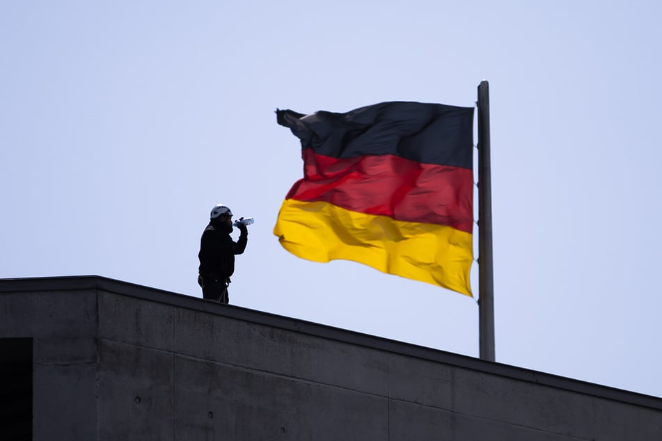 Die Deutschlandflagge als Symbol der Einheit zwischen Ost und West wurde von vielen am Feiertag schmerzlich vermisst. (Symbolbild)