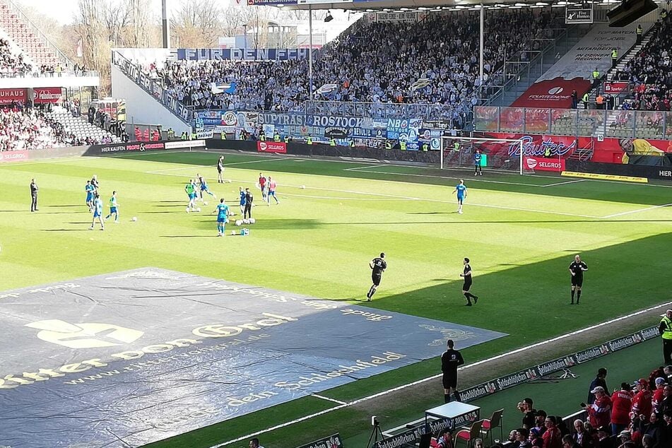 Der Gästeblock ist in blau-weiß getaucht.