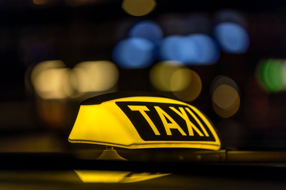 Der 35-jährige Taxifahrer wurde von einem Fahrgast angegriffen. (Symbolbild)