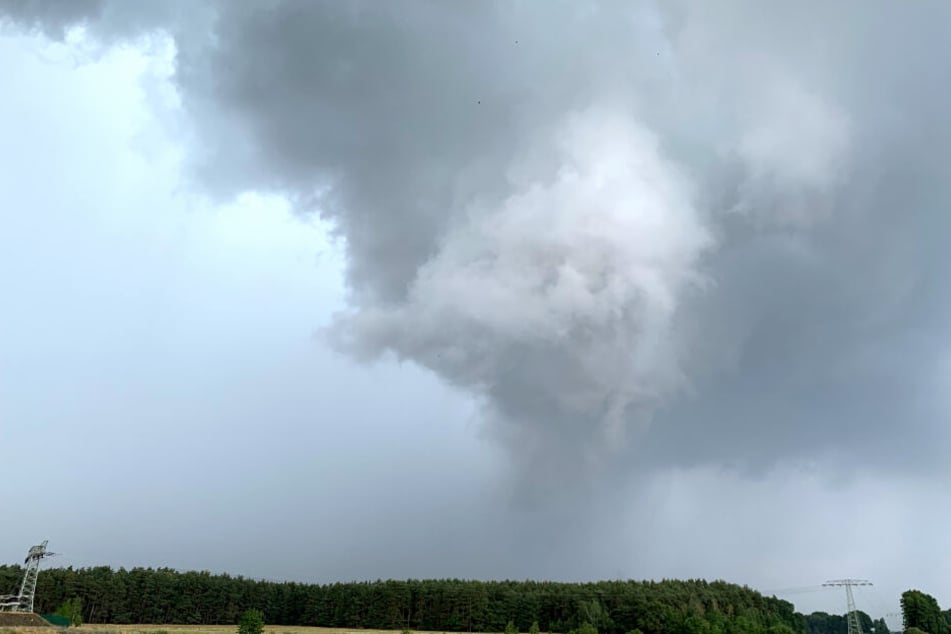 Eine Wolkenfront am Sonntag über der Grenze von Brandenburg und Sachen.