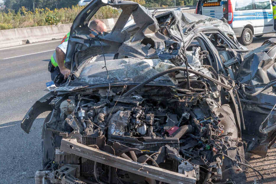 Der völlig demolierte Wagen.