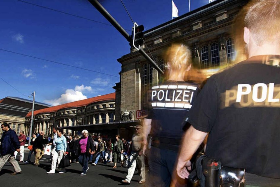 Am Hauptbahnhof stieg das Paar aus, dann wurde der Freund gewalttätig. (Symbolbild)