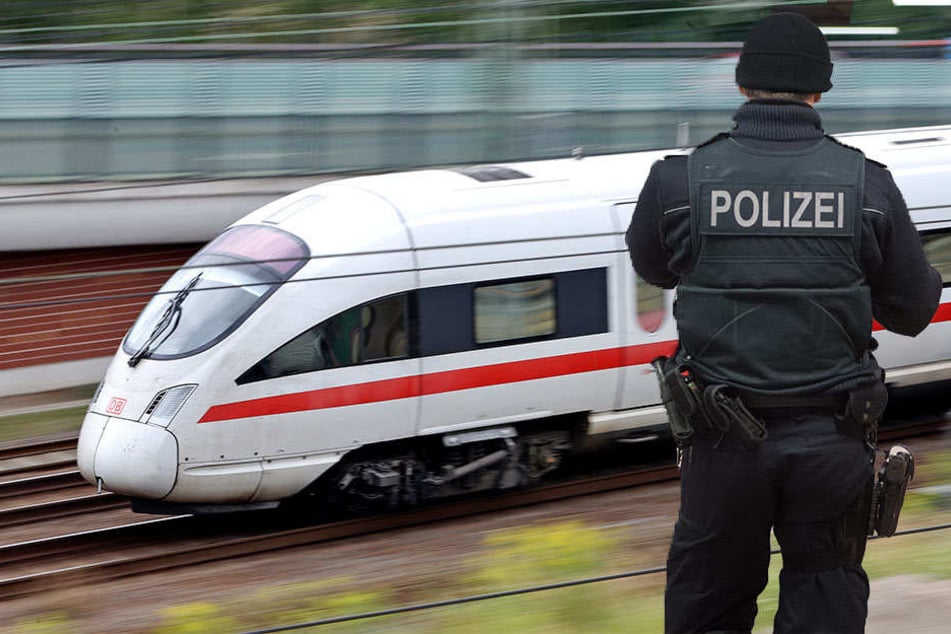 Die Polizei musste die Schwarzfahrerin aus dem ICE begleiten.