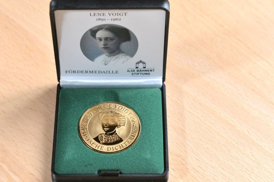 Mit dem Erwerb der Lene-Voigt-Medaille kann das Buch über die sächsische Dichterin unterstützt werden.