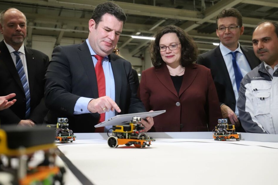 Hubertus Heil (46, SPD) und Andrea Nahles (48, SPD) im VW-Werk in Mosel.