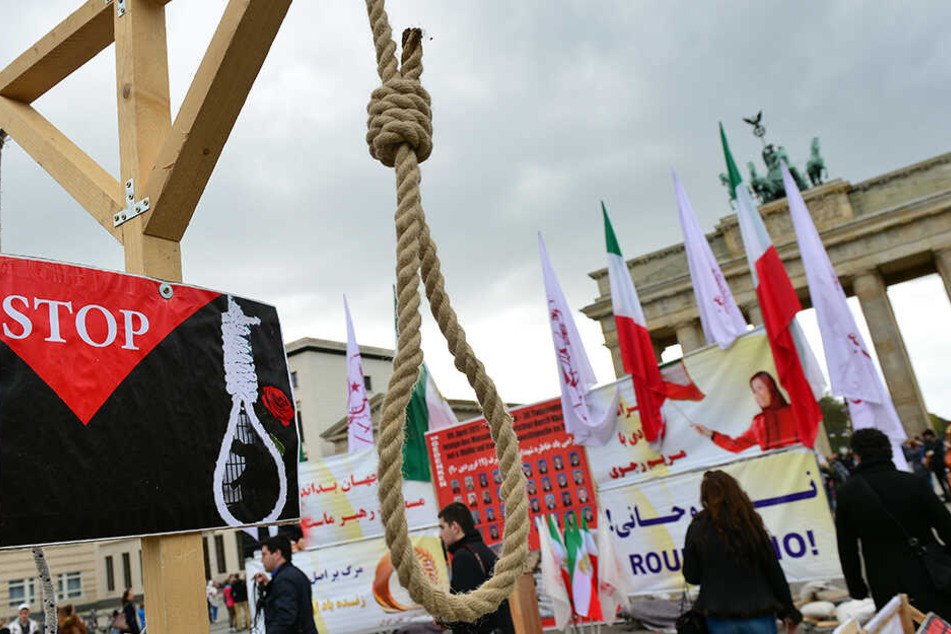 Seit Jahren wird weltweit gegen die Todesstrafe im Iran protestiert, so wie hier 2017 vor dem Brandenburger Tor in Berlin.