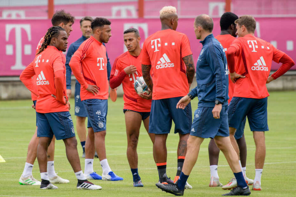 Renato Sanches (l) und Thiago (4.v.l.) stehen beim öffentlichen Training vom FC Bayern zusammen.