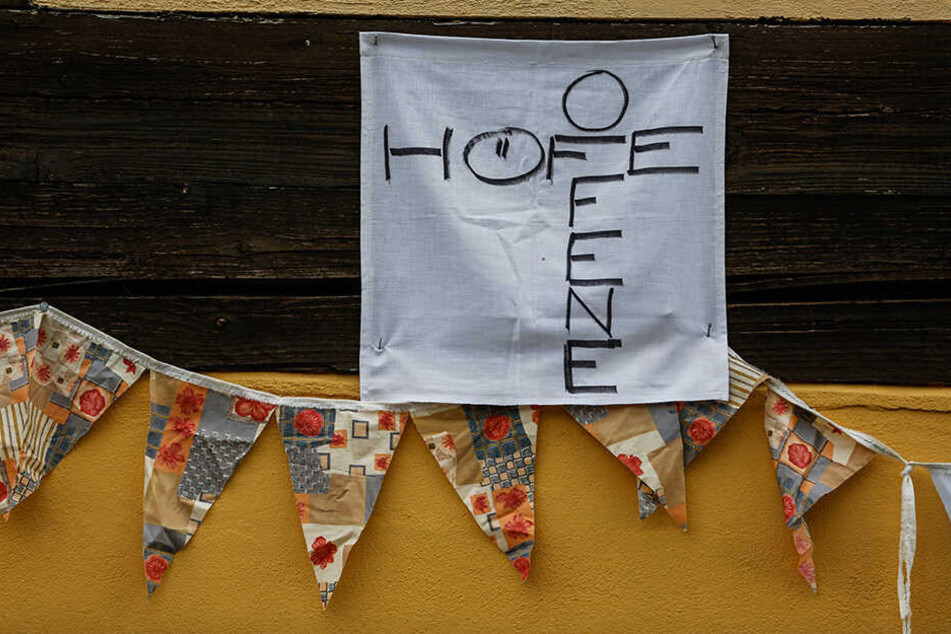 Das Schild am Haus zeigt: Hier darf man reinschauen und ausprobieren.