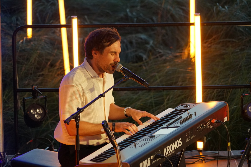 Ganz alleine am Keyboard sang Max Giesinger (35) am Mittwoch sein neues Lied "Menschen" und holte sich danach mittels Daumengeste Feedback vom Publikum – welches ausnahmslos begeistert war.