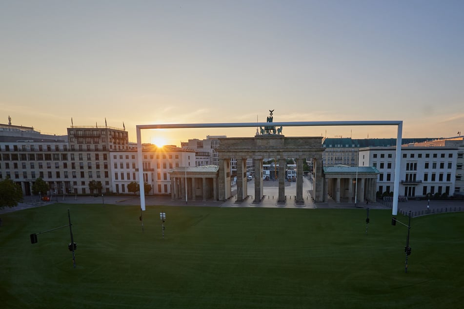 Abendsonne über Berlin: Der Fanbereich wurde mit Rasen ausgelegt.