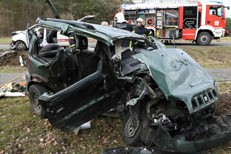 Der Fahrer wurde eingeklemmt und musste befreit werden.