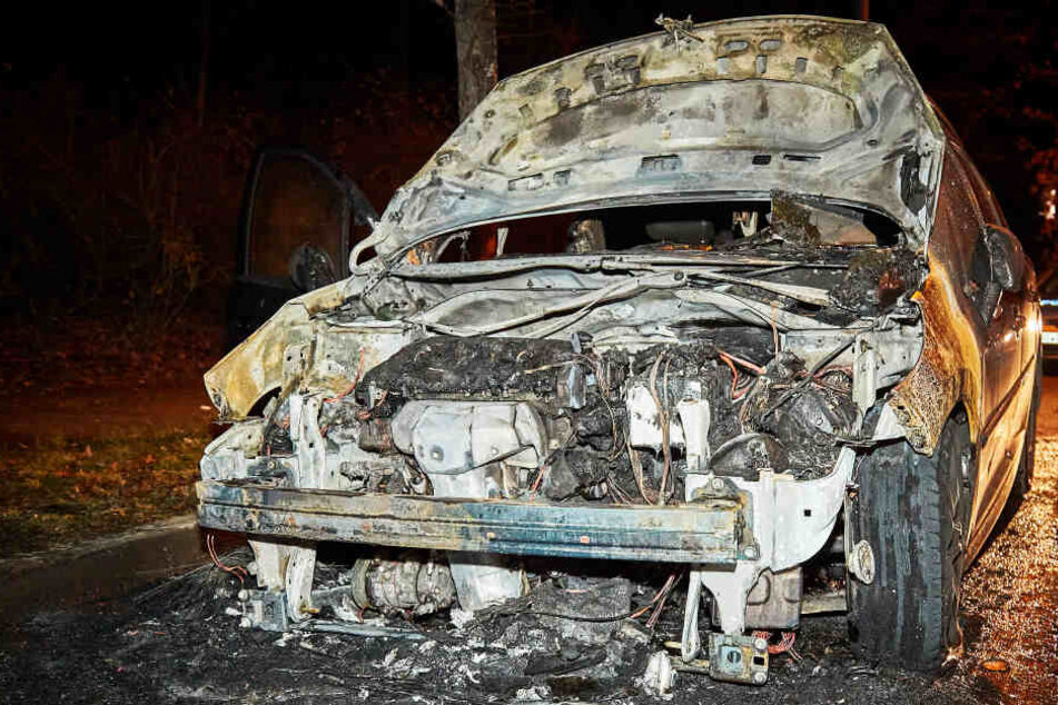 Autobrand im Dresdner Süden: Dieser Peugeot ist jetzt schrottreif