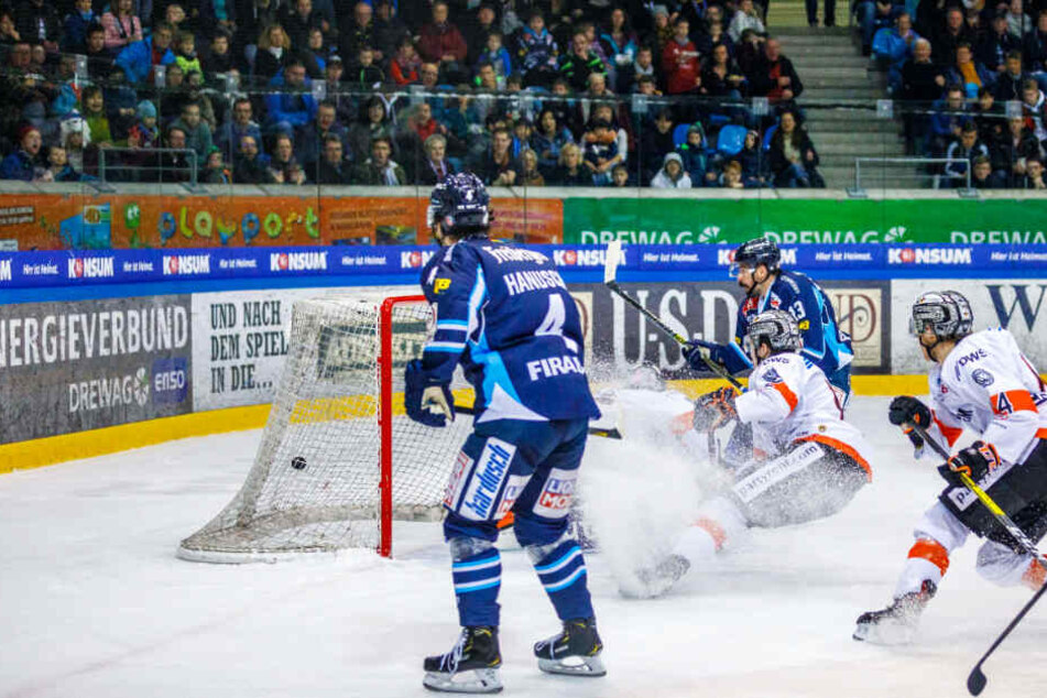 Die Schlüsselszene: Steve Hanusch (l.) bediente hier Dale Mitchell (2.r.), der den Puck zur 3:2-Führung der Eislöwen einnetzte.