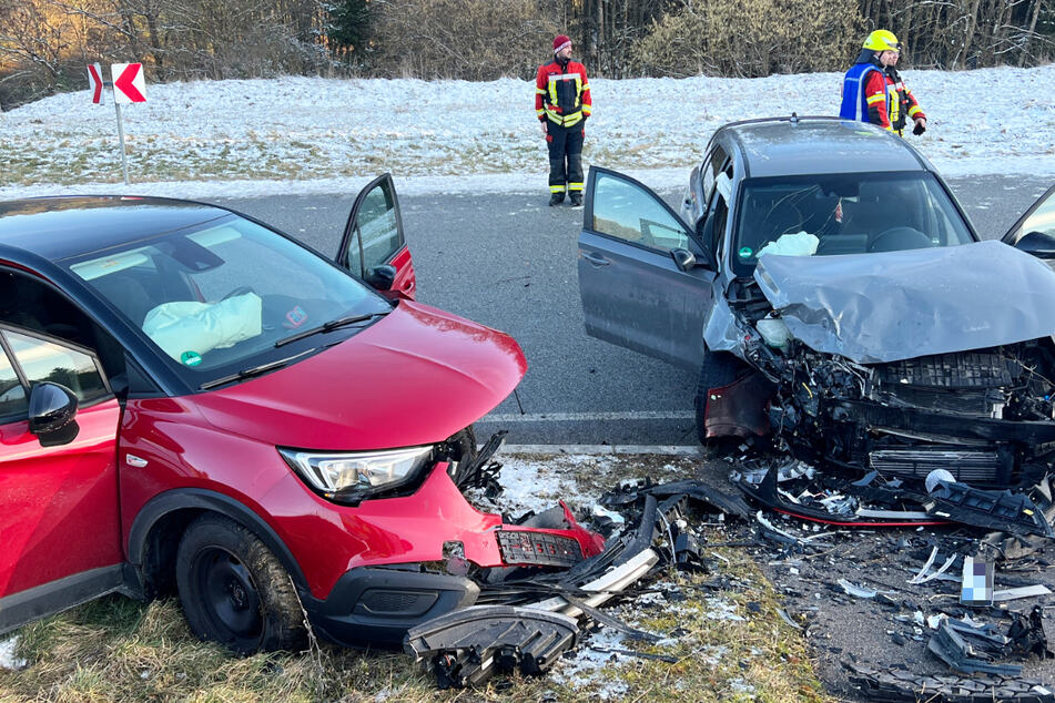 Sowohl der Hyundai als auch der Opel wurden bei dem Unfall schwer beschädigt.