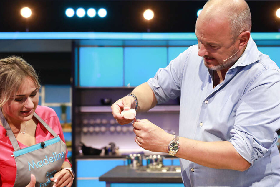 Beim Teamkochen darf TV-Koch Frank Rosin (53) Madeleine noch helfen, beim Solo- und Entscheidungskochen ist sie auf sich gestellt.