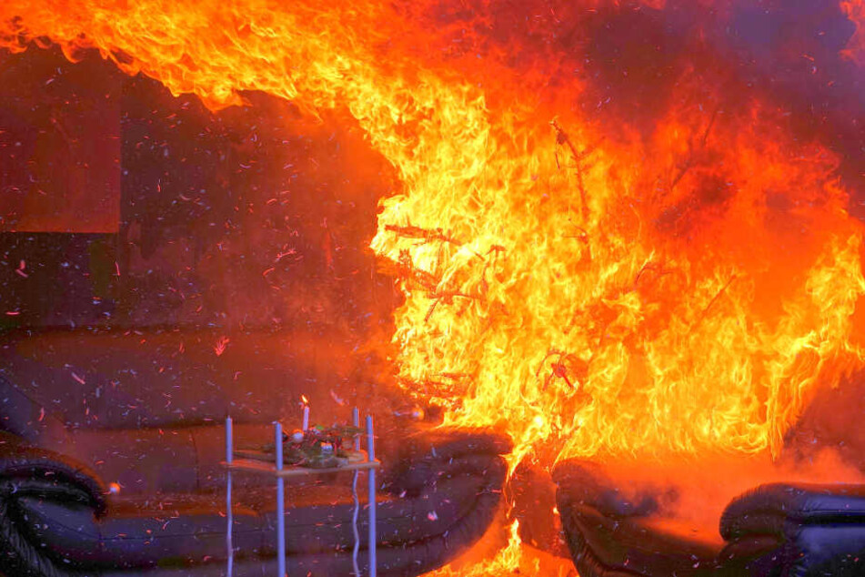 So schnell kann's gehen! Hier steht ein Christbaum in Flammen