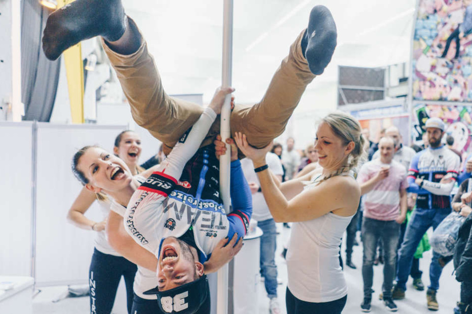 Fitness muss nicht immer eine ernste Sache sein: Im Vorjahr gab es viel Spaß bei Übungen an der Stange.