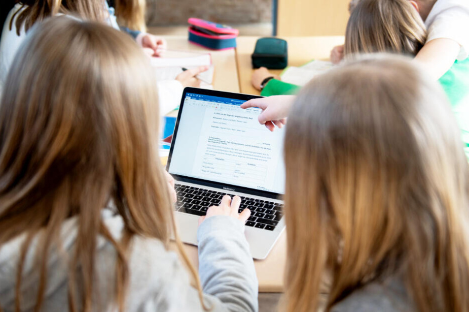 Schülerinnen arbeiten im Unterricht an einem Laptop. (Symbolfoto)