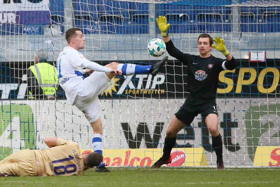 Duisburg im Angriff. Drei Mal musste Aue-Keeper Martin Männel hinter sich greifen.