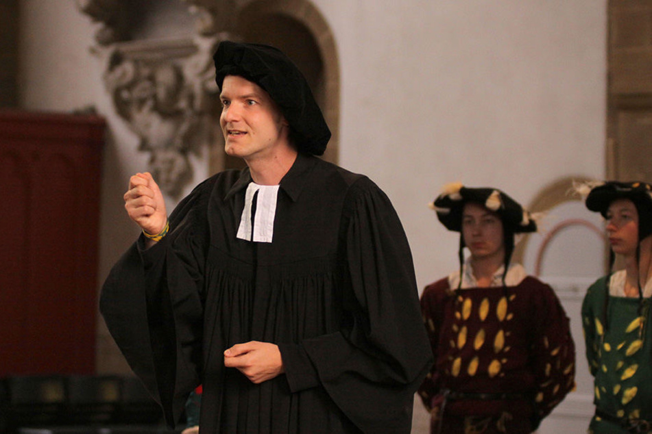 Der Laienschauspieler Andreas Bentrup als Reformator Nikolaus Krage in der Mindener St.-Martini-Kirche.