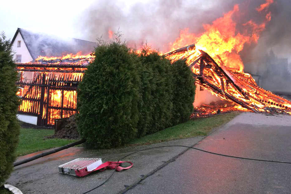 Riesige Flammen loderten aus der Scheune hervor, die nach dem Brand einstürzte.