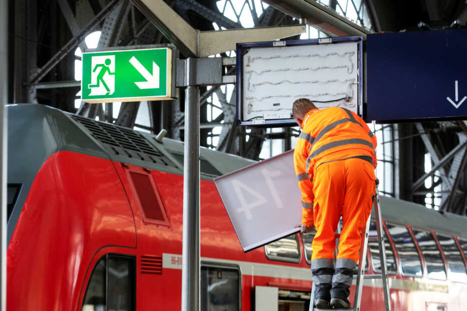 Mike Junghans (49) tauscht die Bahnsteig--Nummern aus.