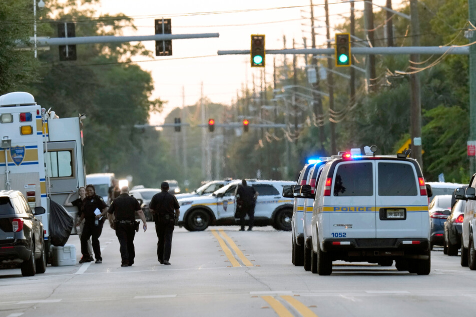 Nach dem Anschlag in Jacksonville dominierten Polizeiwagen das Straßenbild.