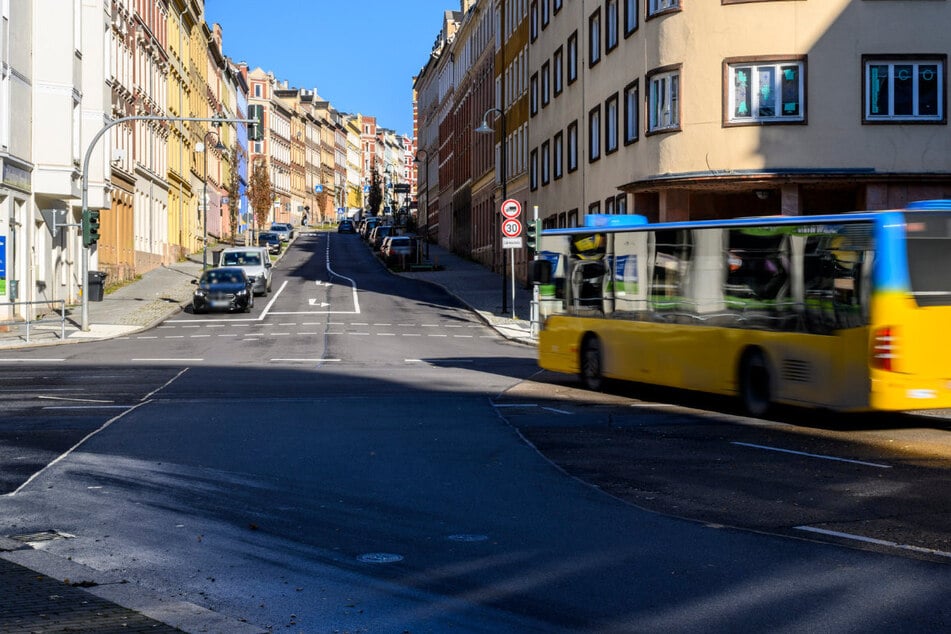 An einer Haltestelle in der Zietenstraße kam es am Montag zu der Raubattacke. (Archivbild)