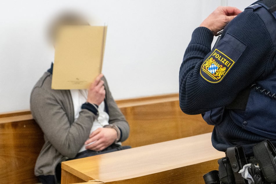 Der Angeklagte soll in Kaufbeuren durch das Stadtgebiet gerast sein, um einer Polizeikontrolle zu entgehen. Da kam ein Mann ums Leben.