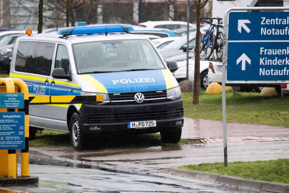 Ein Polizeifahrzeug steht vor der Medizinische Hochschule Hannover (MHH)