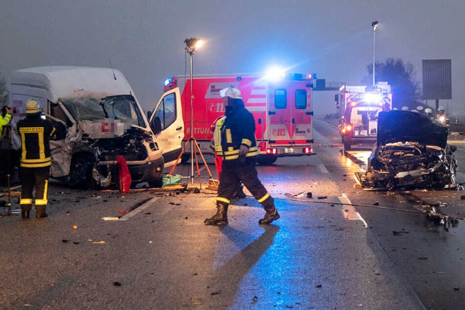 Links im Bild ist der weiße Sprinter zu sehen, rechts das dritte am Unfall beteiligte Auto.