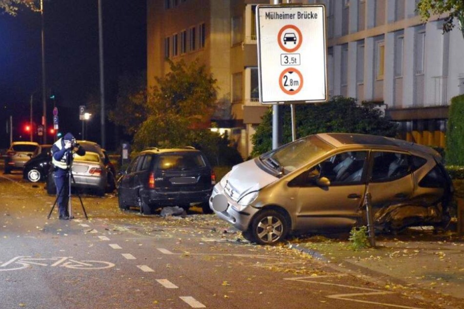 Durch den Aufprall wurde ein Mercedes auf den Gehweg geschleudert.