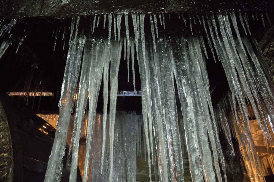 Bei den Minusgraden haben sich im Frohnauer Hammer riesige Eisskulpturen gebildet.