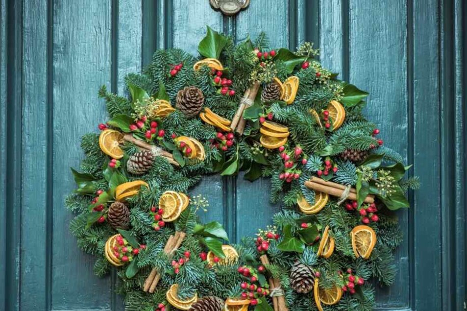 Mit Naturmaterialien kann man nicht nur den Weihnachtsbaum und die Geschenke dekorieren, sondern auch das ganze Haus.
