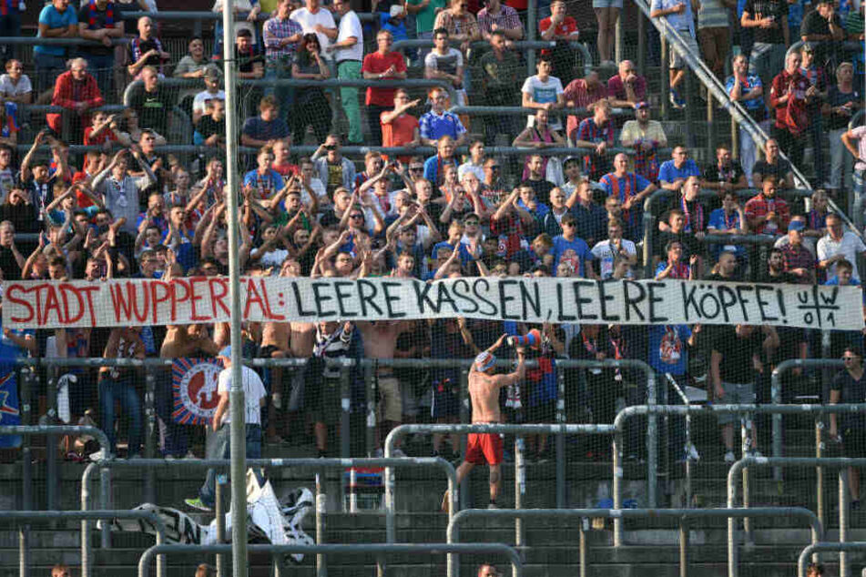Fans des Wuppertaler SV bei einem Testspiel gegen Bayer Leverkusen im Stadion am Zoo.