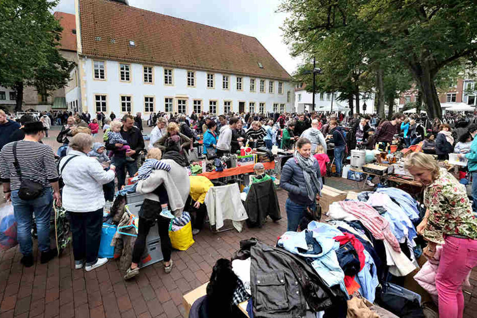 Der Flohmarkt auf dem Klosterplatz zieht immer wieder viele Secondhand-Freunde an.
