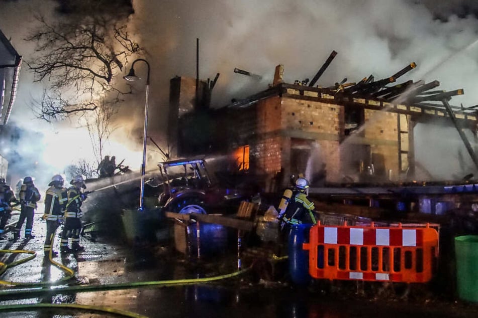 Die Feuerwehr kämpfte bis in die frühen Morgenstunden gegen die Flammen.