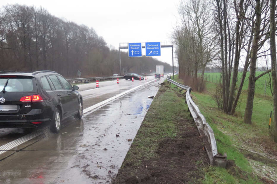 Das Auto prallte erst in die Leitplanke und kam anschließend mitten auf der Autobahn zum Stehen.