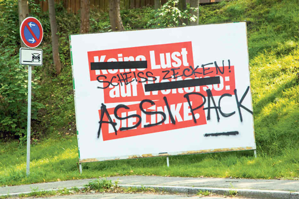 Ein beschmiertes Plakat der Linkspartei im Erzgebirge.