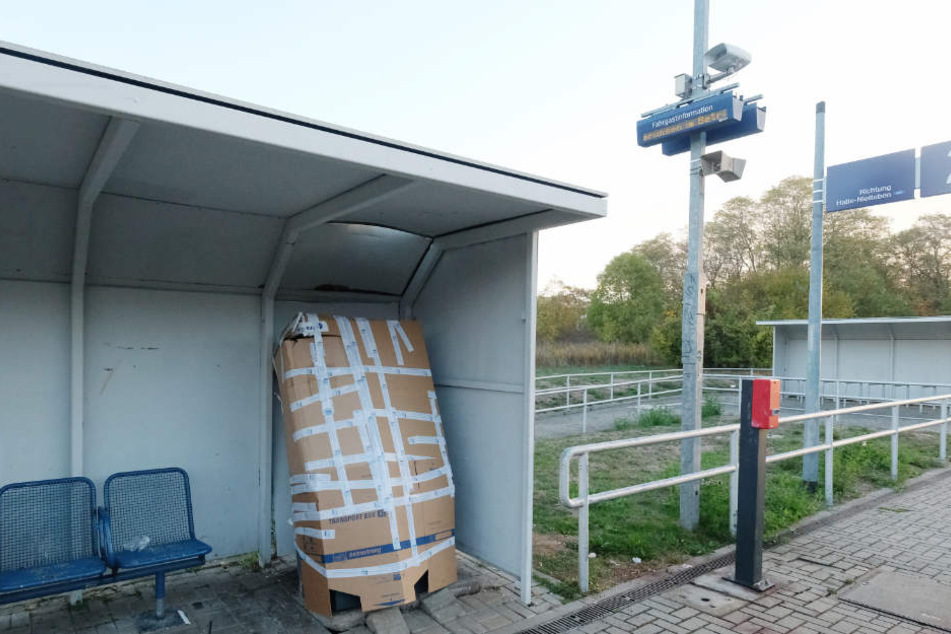 Der Fahrkartenautomat am S-Bahnhaltepunkt "Südstadt" wurde nach der Explosion Mitte Oktober mit Pappe gesichert.
