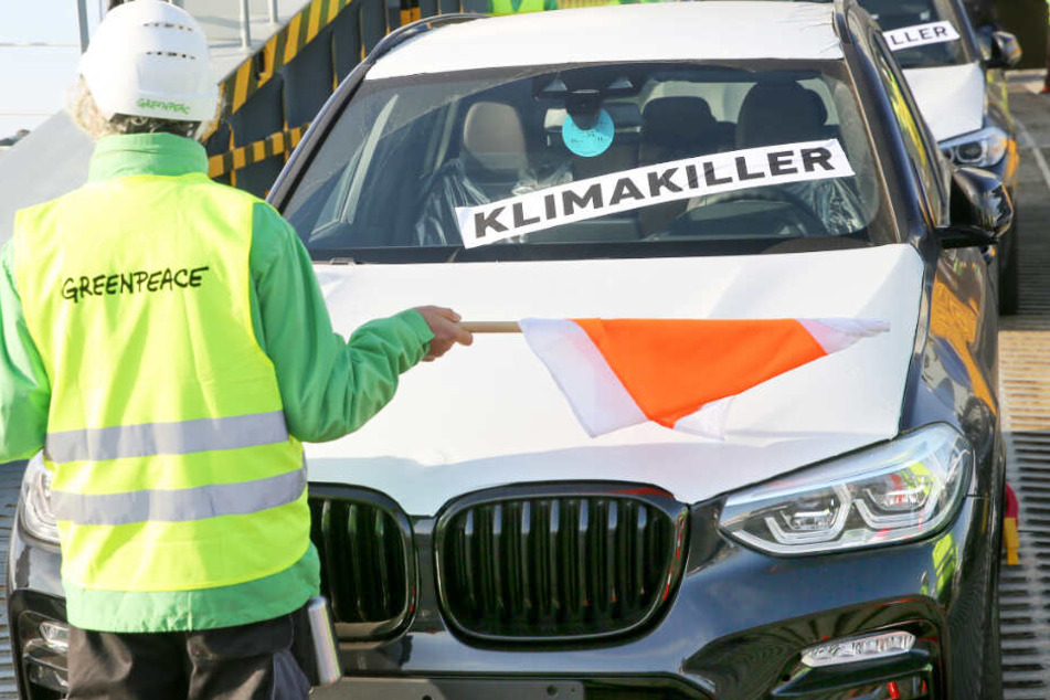Greenpeace-Aktivisten protestieren gegen SUVs in Bremerhaven.