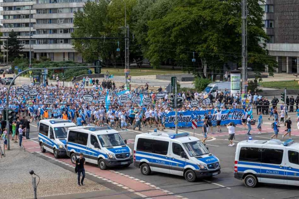 Der Fan-Marsch zog vom Nischel in Richtung Stadion.