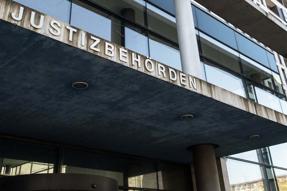 Stiefvater nach Streit brutal mit Messer getötet? Mann muss sich verantworten