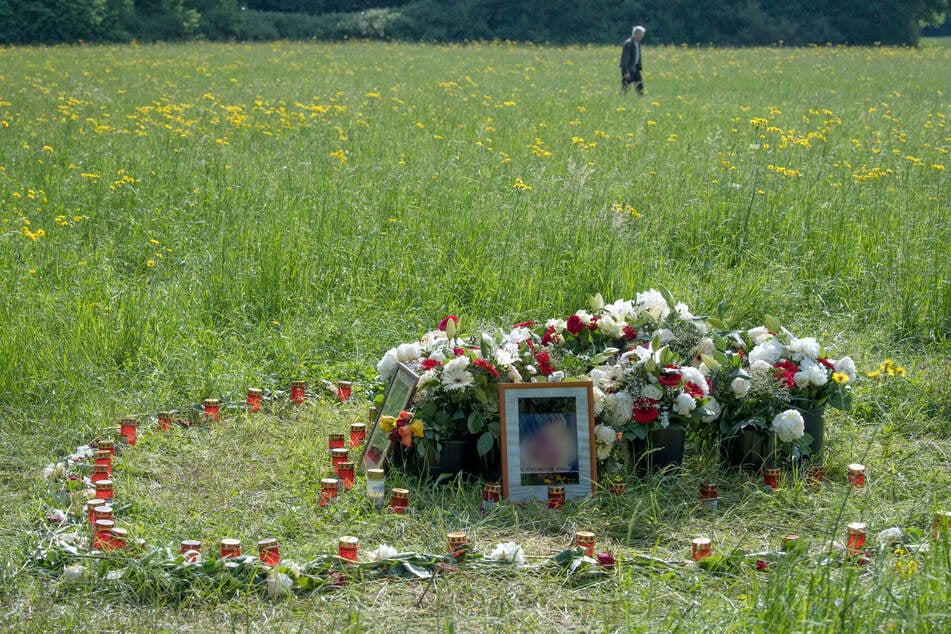 Blumen erinnerten im Niddapark an die ermordete Irina A.