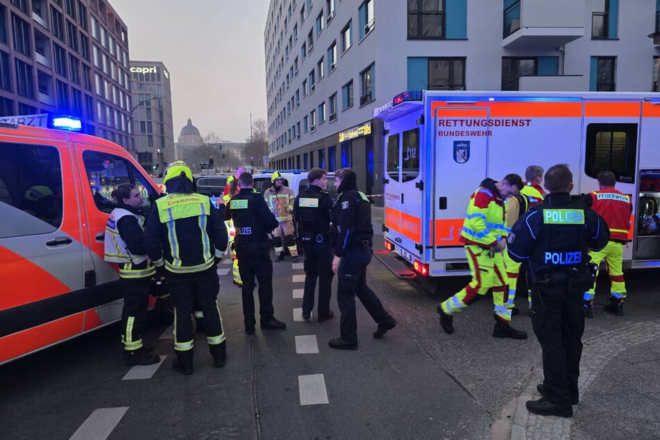 Der Verletzte ist von den Einsatzkräften in einer Wohnung in einem Mietshaus aufgefunden worden.