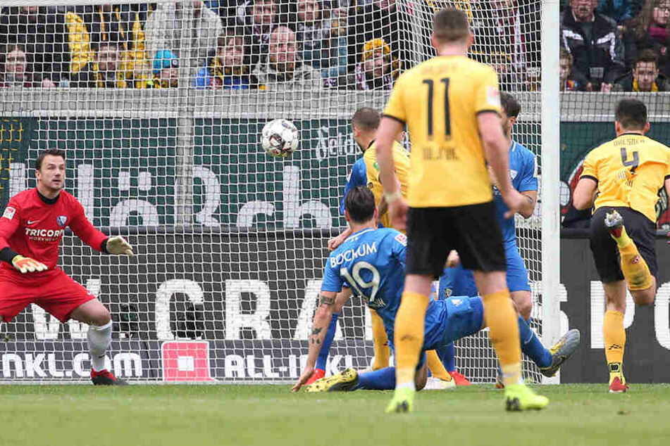 Diese Aktion rettete wenigstens einen Punkt: Jannis Nikolaou (r., Nummer 4) köpft zum 2:2 ein.