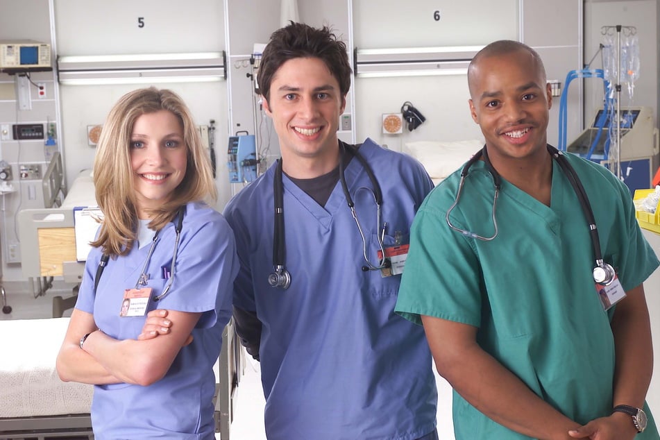 Das erste Jahr als Assistenzärzte am Sacred Heart Hospital fordert von den drei Neulingen Elliot (Sarah Chalke, 48 v.l.), John Dorian (Zach Braff, 49) und Turk (Donald Faison, 50) vollen Einsatz.