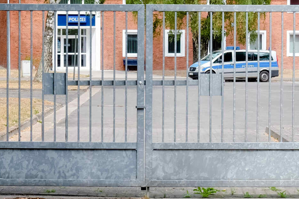 Ein Streifenwagen steht vor der Polizeiwache der Landesunterkunft für Flüchtlinge in Schleswig-Holstein.