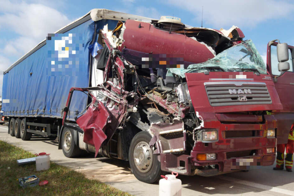 Die Fahrerkabine wurde beim Aufprall schwer eingedrückt.