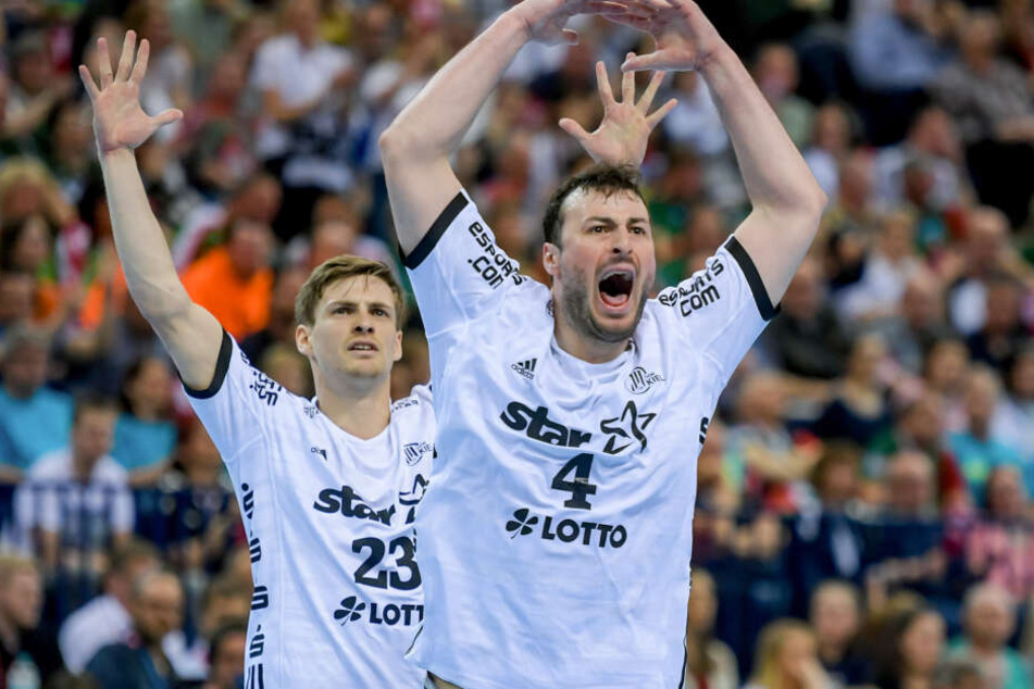 Kiels Rune Dahmke (links) und Domagoj Duvnjak feiern einen Treffer.